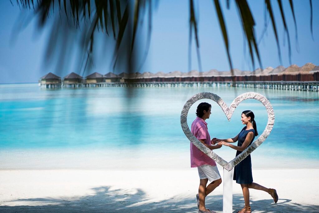 81455080-H1-AVEL_Island_Couple_04_G_A_H