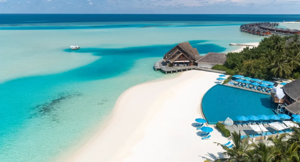 anantara_dhigu_swiming_pool_ariel_view_1920x1037
