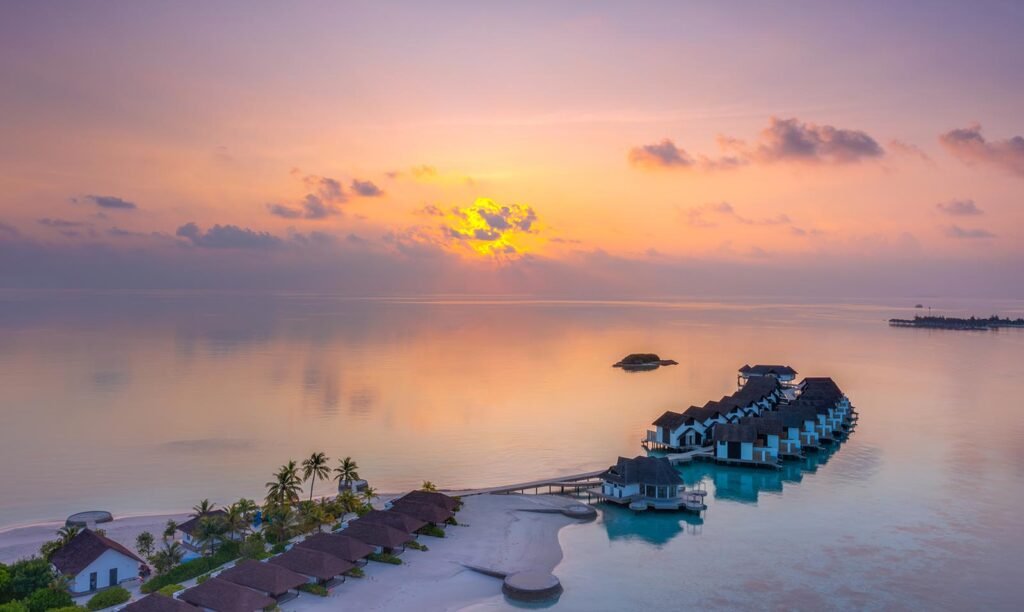 Sunrise-Over-The-Overwater-Villas-NOOE-Maldives-Kunavaashi14
