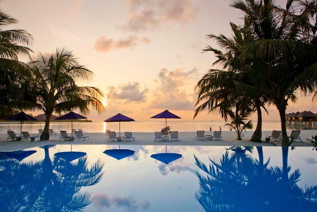 Sunrise-Pool-Olhuveli-Beach-Resort-Spa-24